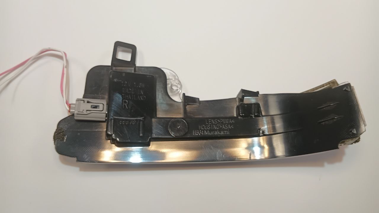 Повторювач поворотів правий Toyota Rav4 2019-2025 8173058010