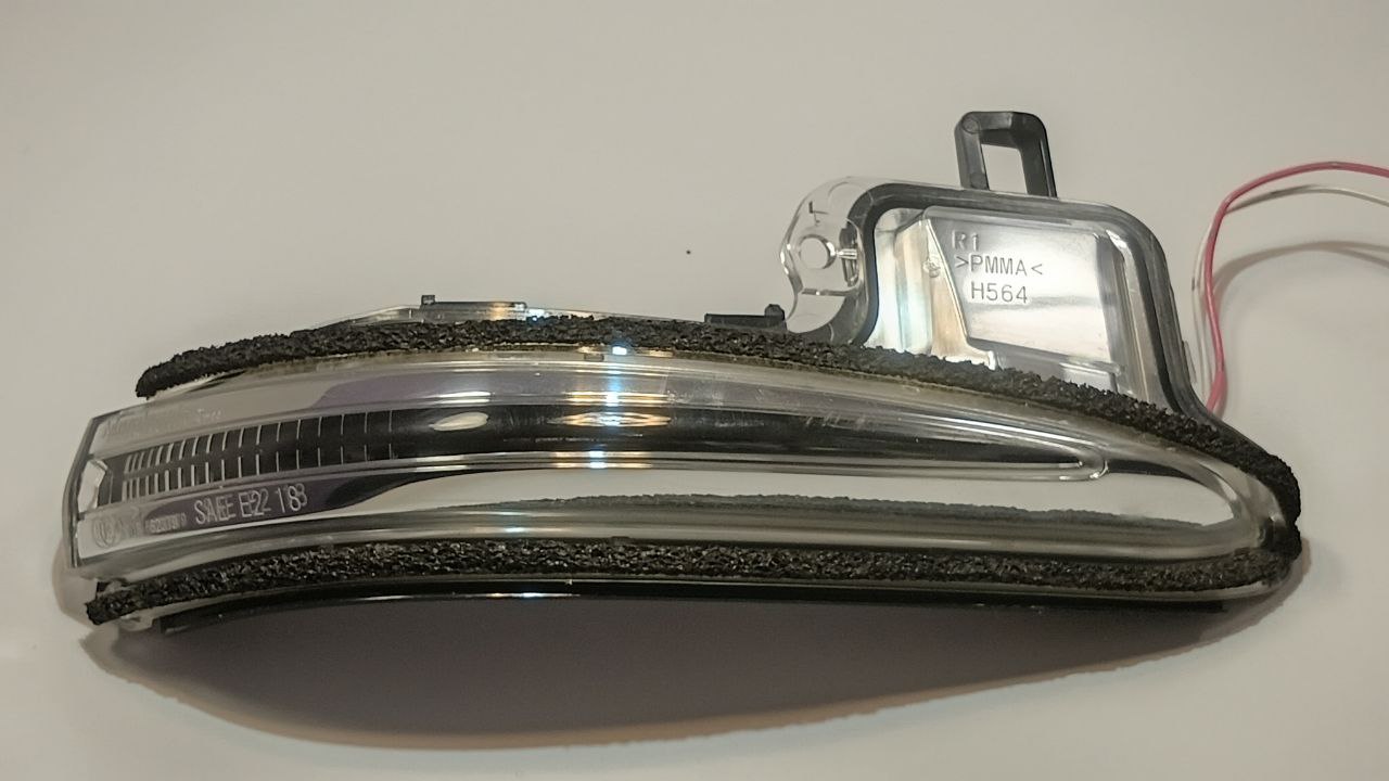 Повторювач поворотів правий Toyota Rav4 2019-2025 8173058010